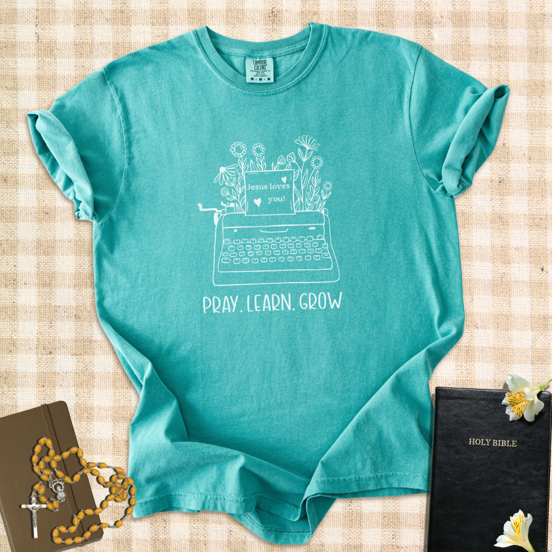 Pray. Learn. Grow. Typewriter– Catholic Teacher T-Shirt