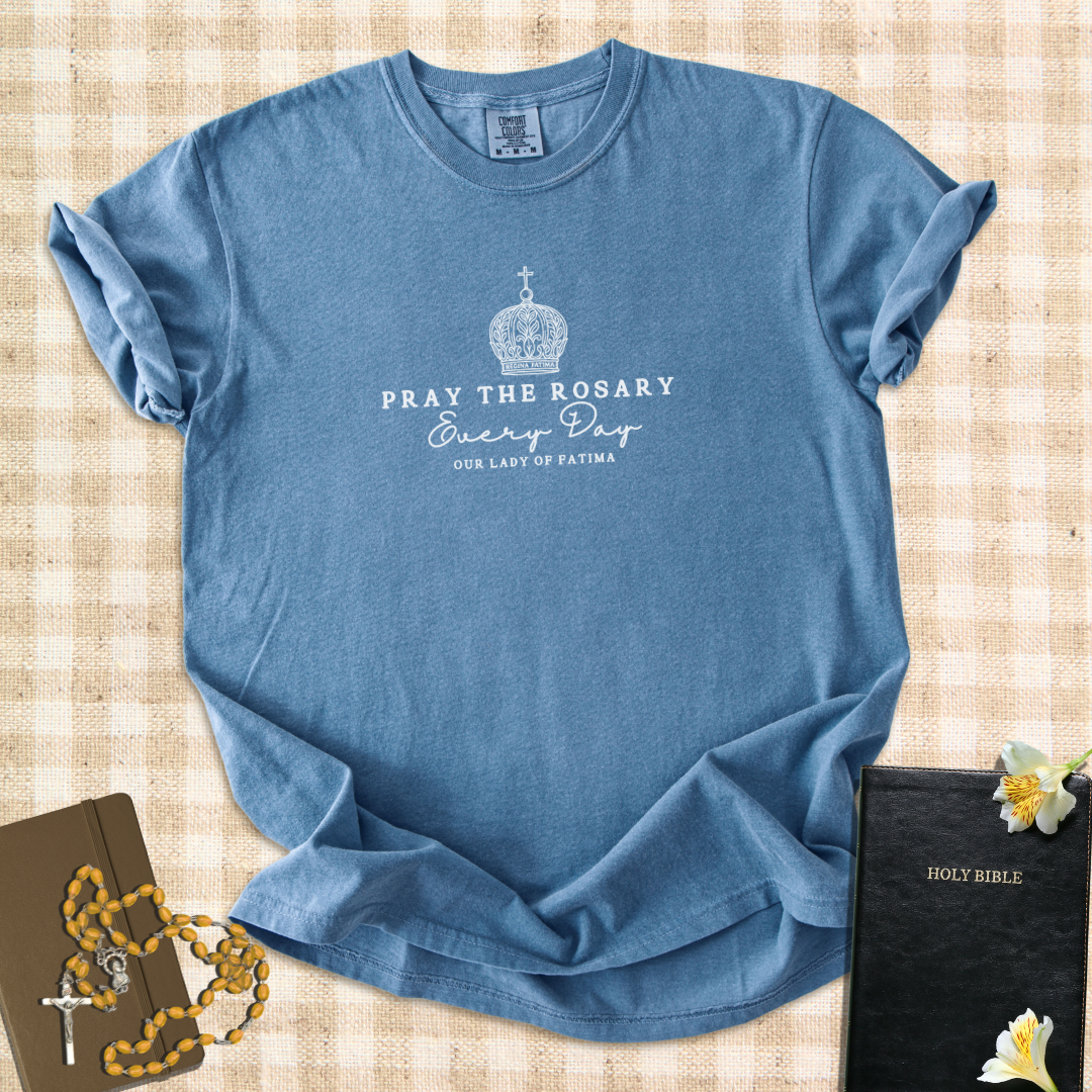"Daily Rosary Reminder" – Our Lady of Fatima Quote T-Shirt